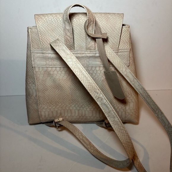 Chic Beige Textured Backpack - Picture 4 of 6
